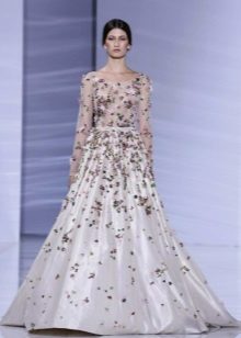 Evening dress in a magnificent floor with sleeves