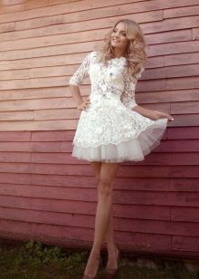 Short wedding dress in the style of baby dol