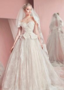 Fluffy lace dress with basky