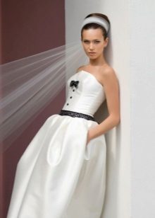 Wedding dress with solid corset