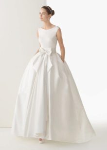 Wedding dress with a bow from Rosa Clara