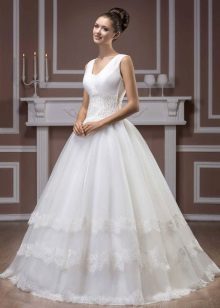 Diamond wedding dress from Hadassa with lace