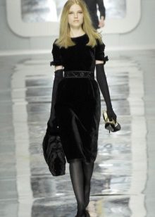 Shoes under the velvet dress