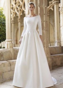 Wedding dress from Raimon Bundo closed
