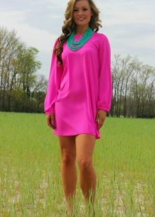 Green beads to a fuchsia dress