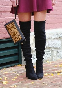 Black color in combination with the color Marsala in clothes