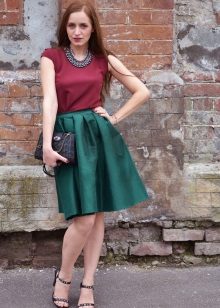 Green color in combination with Marsala dress