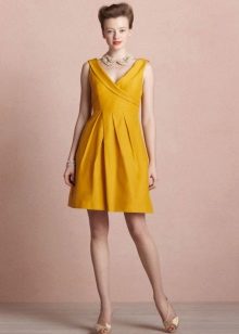 Collar-beads to a mustard dress