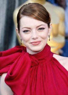 Makeup under the crimson dress