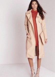 Trenchcoat to the crimson dress