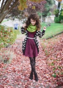 Wine dress with bright accessories