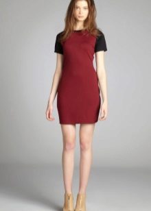 Bright shoes to the wine-colored dress