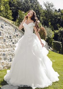 Wedding dress from Tulipia magnificent with a multi-layered skirt