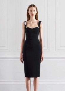Evening dress to the knee is black with straps