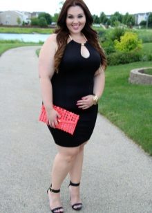 Black short dress-case for full in combination with a pink clutch