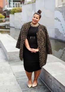 Black dress for the full in combination with a leopard coat and beige pumps