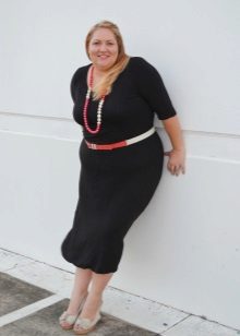 Black dress for full with contrasting accessories