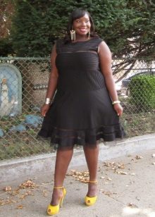 Black dress for full with yellow shoes