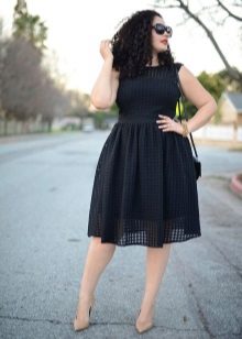 Black dress for full with beige shoes
