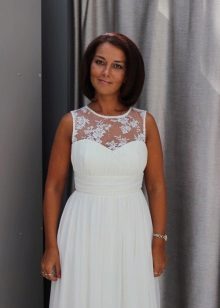 Dress style with guipure insert emphasizes the dignity of the figure