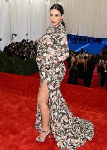 Beautiful color long in a dress for a pregnant girl