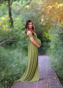 Photoshoot pregnant in a dress