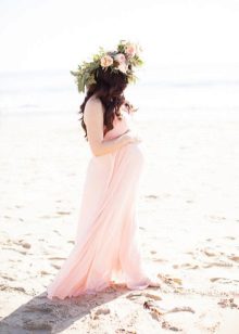 Photoshoot pregnant in a dress