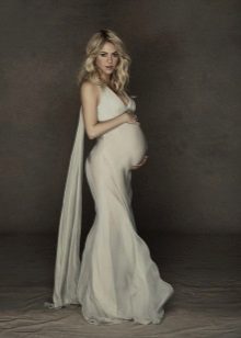 Photoshoot pregnant in a dress