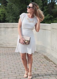 Beige sandals to the dress of milky color