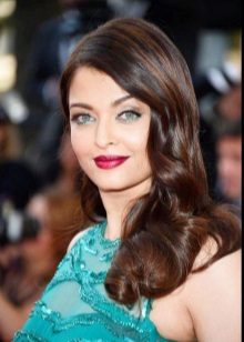 Makeup in the green range under the sea-green dress