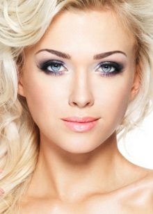 Makeup in the violet range under the cyan dress