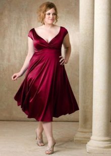Wine-colored dress with a high waist for the full