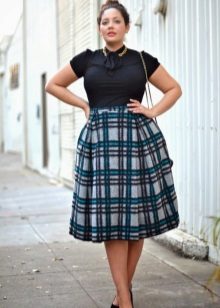 Dress for the full with a high waist - different colors top and bottom
