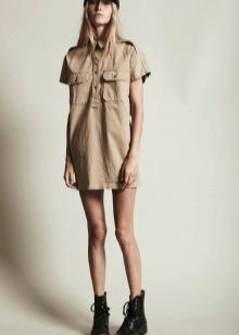 Short dress shirt in the style of safari