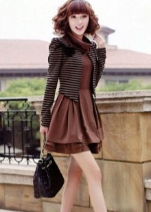 Black handbag and striped jacket to the dress of chocolate color