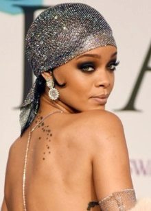 Makeup for a gray dress in the style of Gatsby