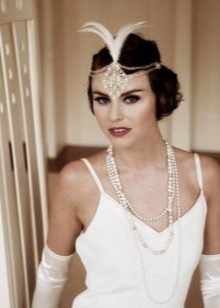 The right makeup for a dress in the style of Gatsby