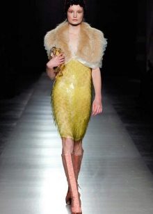 Yellow dress in the style of Gatsby in combination with a boa