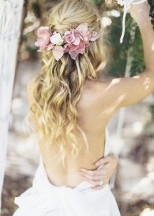 Hairstyle with fresh flowers to the wedding dress