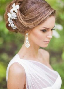 Hairstyle with fresh flowers to the wedding dress