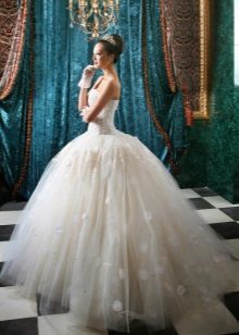 Wedding dress with flowers in tone