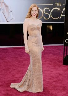 Flesh-colored dress with a carpet