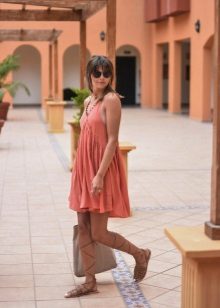 Beige sandals in the Greek style to the dress of terracotta color