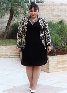 Black knitted dress for a full woman in combination with a color jacket