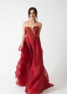 The combination of shades of cherry in a dress