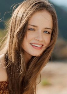 Natural light blond hair color for girls of the color type Winter