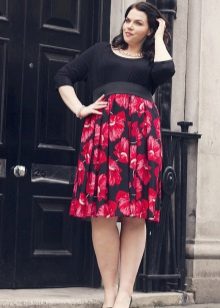 Dress with a high waist with a black top and red skirt with a floral print for full women