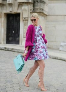  A-line dress in combination with a cardigan and briefcase