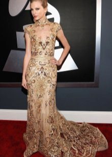 Long dress tsipao with a train of beige color with a golden print