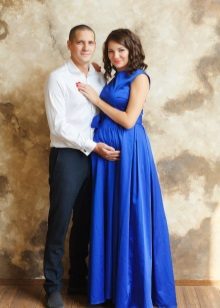 Photo shoot for a pregnant woman in a blue long dress